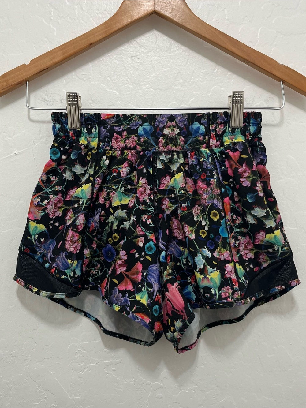 Lululemon Hotty Hot Low-Rise Lined Short 4"
Flowerscope Black Size 2